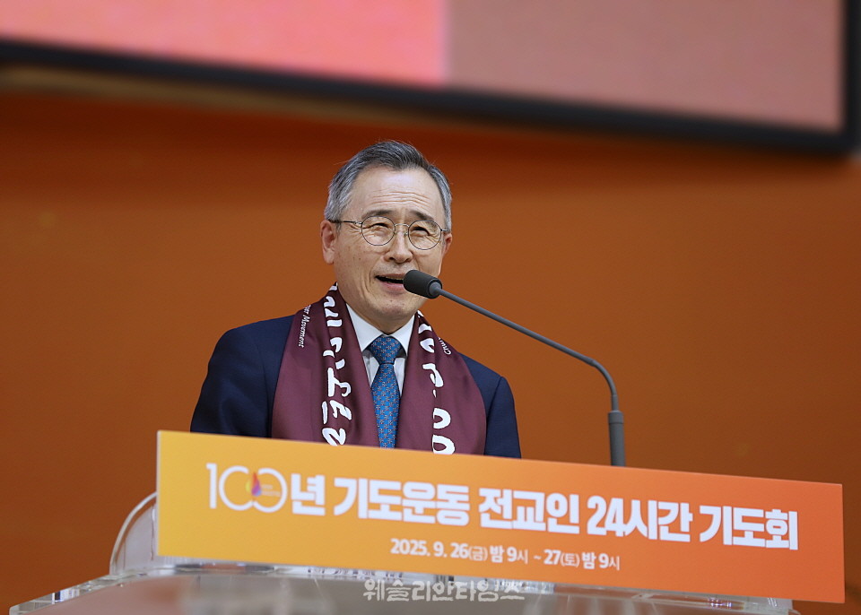 ▲‘100년 기도운동 24시간 기도성회’ 대전 한빛감리교회 1부 시간에 인사말을 전하는 백용현 목사