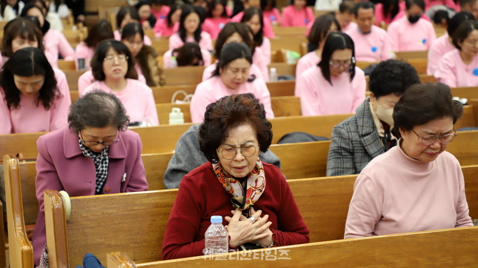 ▲대전한빛교회 ‘2026 목자 컨퍼런스’ 마치면서 기도하는 한빛교회 목자들 모습