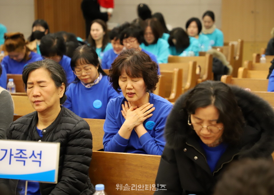 ▲대전한빛교회 ‘2026 목자 컨퍼런스’ 마치면서 기도하는 한빛교회 목자들 모습