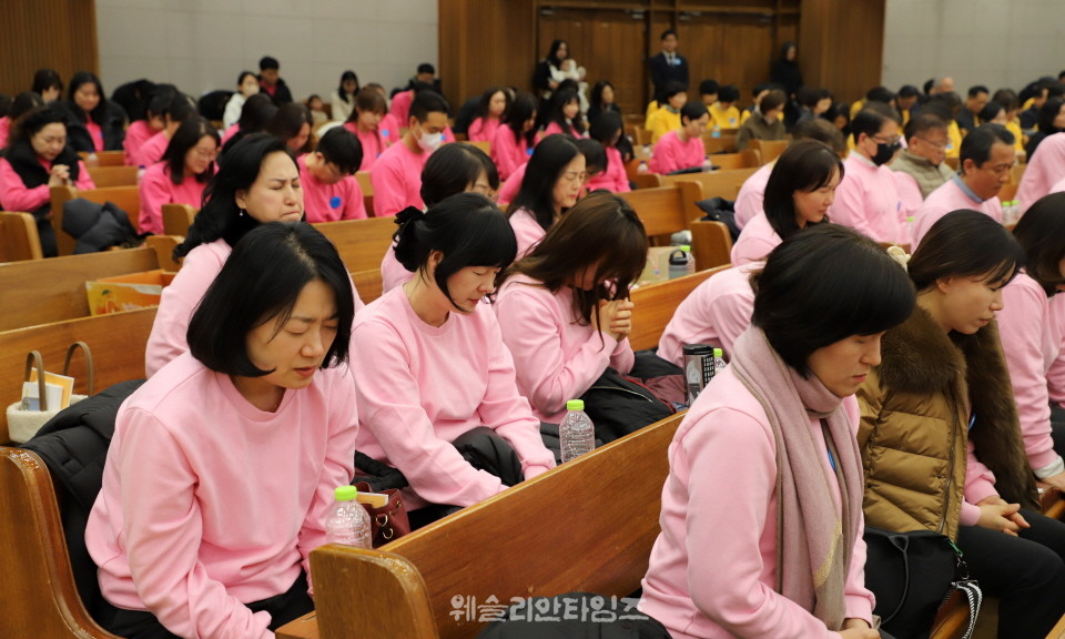 ▲대전한빛교회 ‘2026 목자 컨퍼런스’ 마치면서 기도하는 한빛교회 목자들 모습