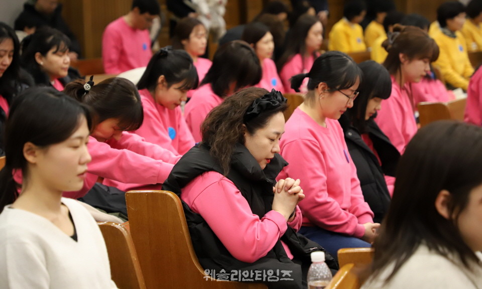 ▲대전한빛교회 ‘2026 목자 컨퍼런스’ 마치면서 기도하는 한빛교회 목자들 모습