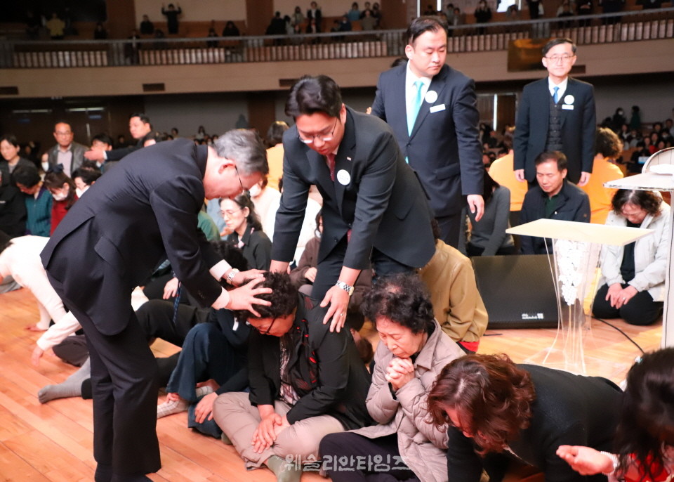 ▲‘2026 50일 기도학교’ 마지막 날 말씀을 전하고 안수기도하는 백용현 목사