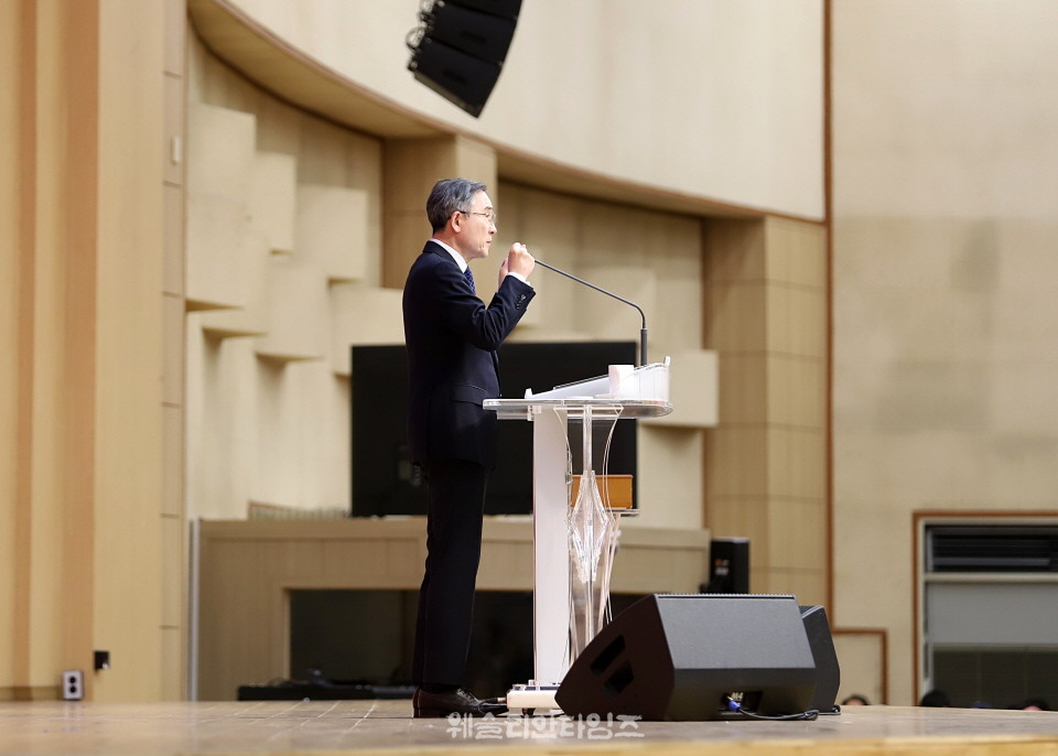 ▲‘2026 50일 기도학교’ 마지막 날 말씀을 전하는 백용현 목사