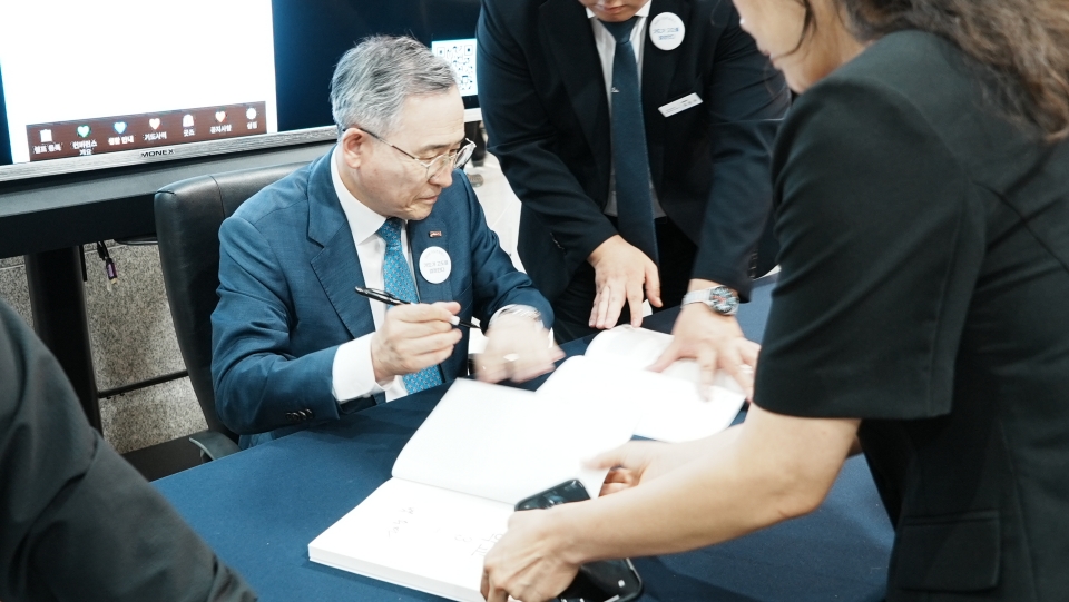 ▲대전 한빛교회, '2026 기도 컨퍼런스' 기도학교 3 - 사인회