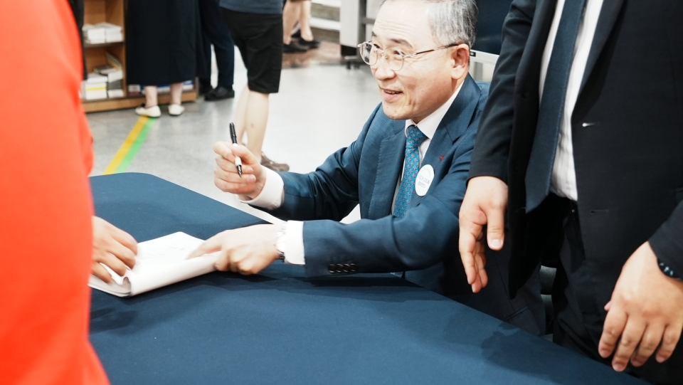 ▲대전 한빛교회, '2026 기도 컨퍼런스' 기도학교 3 - 사인회