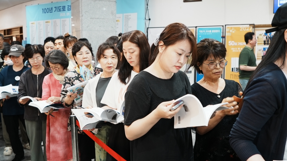 ▲대전 한빛교회, '2026 기도 컨퍼런스' 기도학교 3 - 사인회