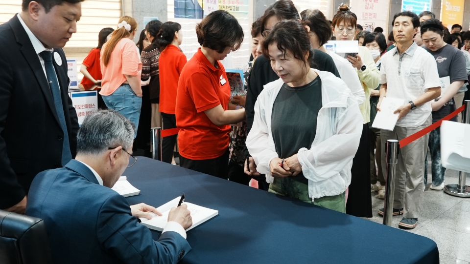 ▲대전 한빛교회, '2026 기도 컨퍼런스' 기도학교 3 - 사인회
