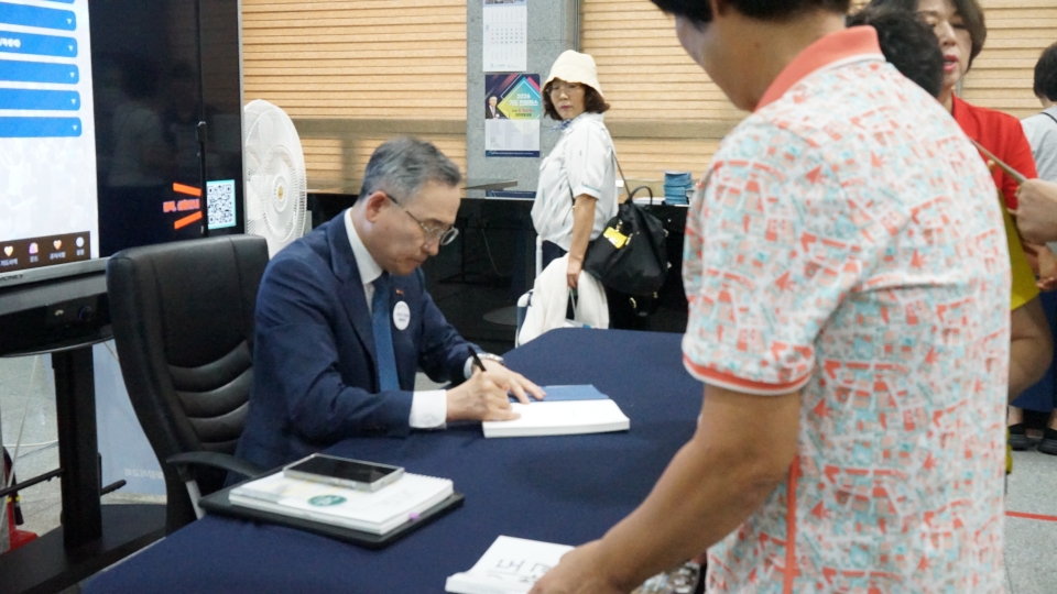 ▲대전 한빛교회, '2026 기도 컨퍼런스' 기도학교 3 - 사인회