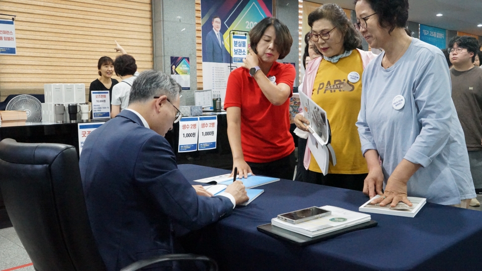 ▲대전 한빛교회, '2026 기도 컨퍼런스' 기도학교 3 - 사인회