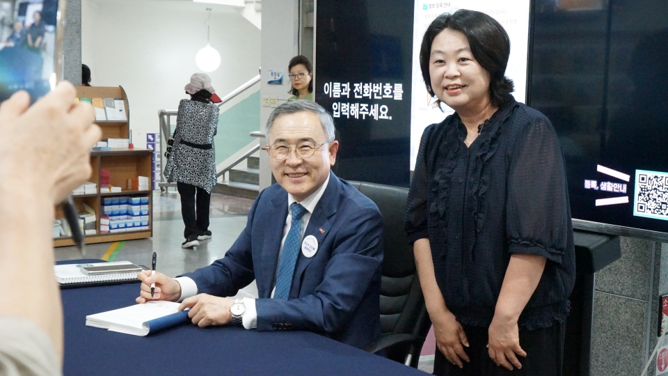 ▲대전 한빛교회, '2026 기도 컨퍼런스' 기도학교 3 - 사인회