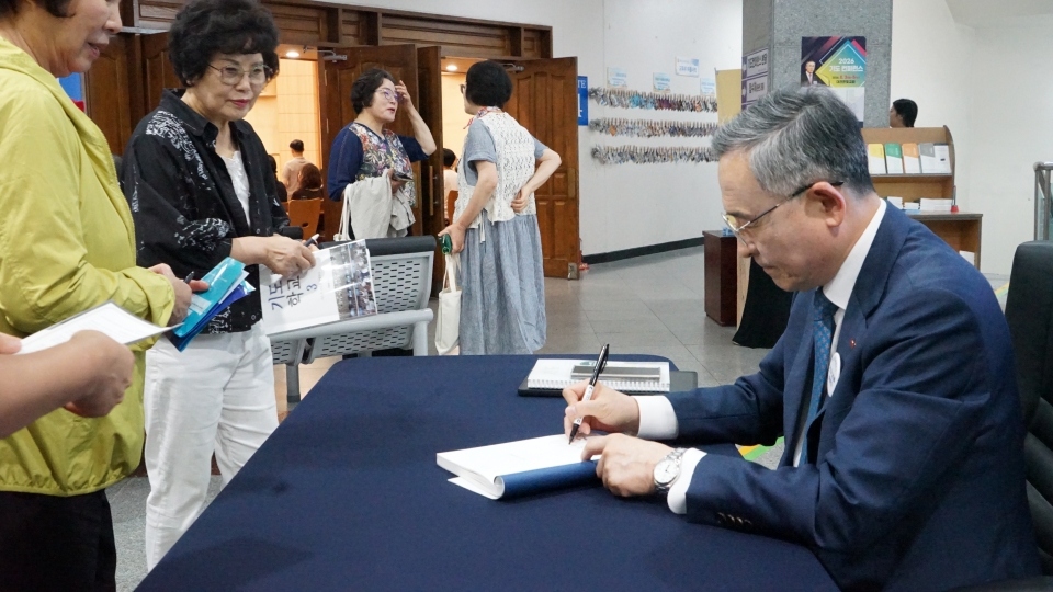 ▲대전 한빛교회, '2026 기도 컨퍼런스' 기도학교 3 - 사인회