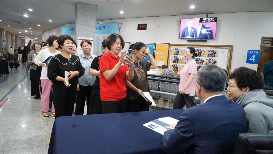 ▲대전 한빛교회, '2026 기도 컨퍼런스' 기도학교 3 - 사인회